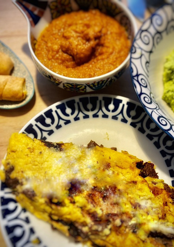 Una foto de Cena venezolana: cachapas con carne, tequeños y salsa guasacaca