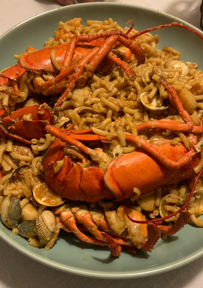 Una foto de Fideuá de bogavante, vieiras, gambón y berberechos