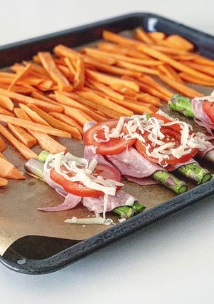 Spárga sonkába csavarva paradicsommal és édesburgonya csíkokkal 🍠 recept fotója