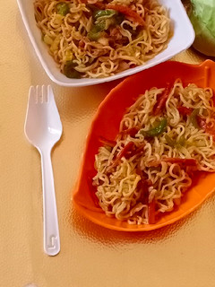 स्ट्रीट स्टाइल मैगी (Street style maggi recipe in hindi) रेसिपी मुख्य फोटो