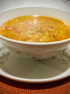 Una foto de Sopa liviana de verduras con carne y fideos