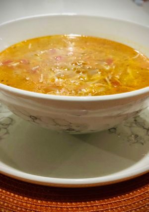 Una foto de Sopa liviana de verduras con carne y fideos