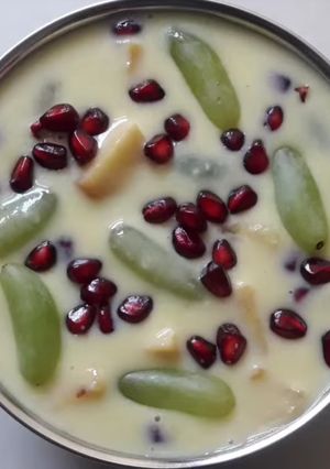 फ्रूट कस्टर्ड (fruit custard recipe in Hindi) रेसिपी मुख्य फोटो