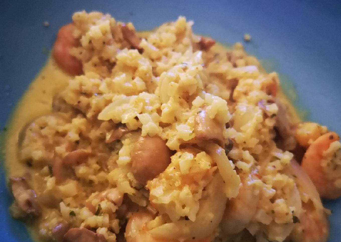 Falso risotto de coliflor al curry con langostinos y champiñones