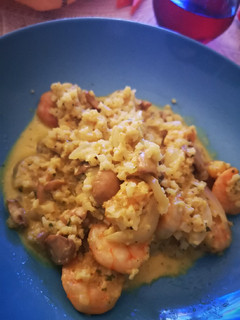 Una foto de Falso risotto de coliflor al curry con langostinos y champiñones
