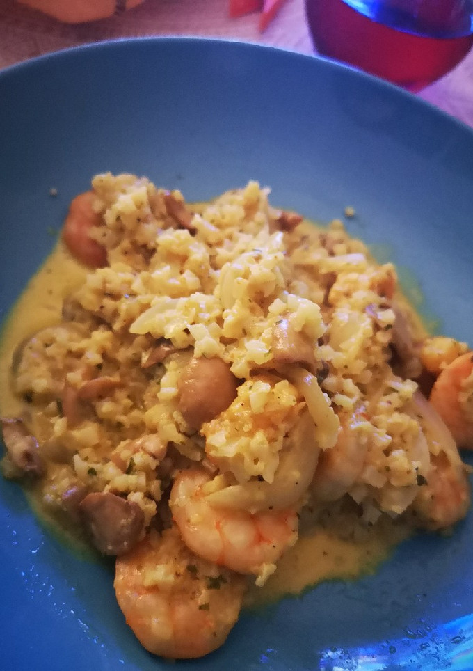 Una foto de Falso risotto de coliflor al curry con langostinos y champiñones