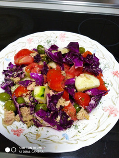 Una foto de Ensalada con lombarda atún con vinagre de manzana