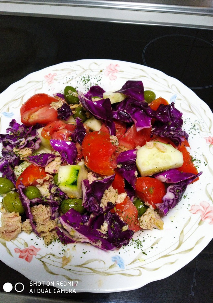 Una foto de Ensalada con lombarda atún con vinagre de manzana