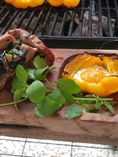 Una foto de Bife relleno de antojo, guarnición de pimientos y huevo estrellado !!!
