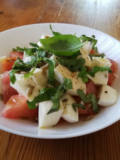 Una foto de Mozzarella y tomate con albahaca