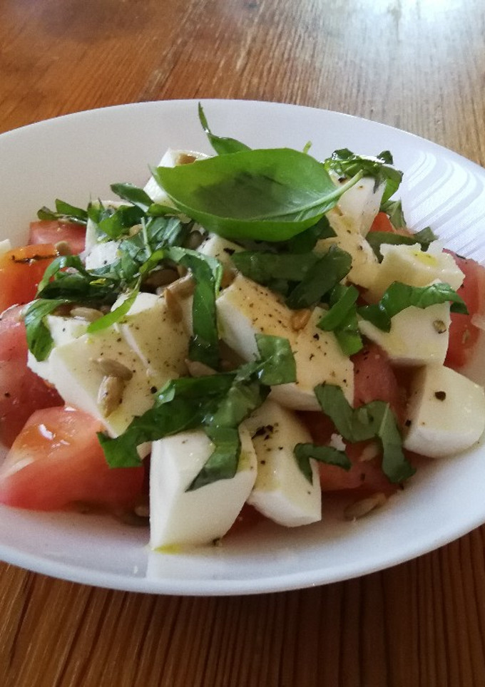 Una foto de Mozzarella y tomate con albahaca
