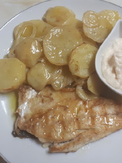 Una foto de Lubina a la plancha con patatas 🍽🐟