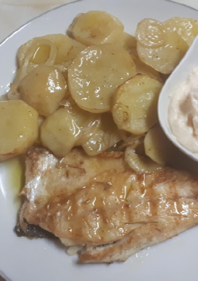 Una foto de Lubina a la plancha con patatas 🍽🐟
