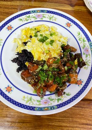 รูปของ ข้าวไข่ขยี้แซลมอนทอดราดซอสเทอริยากิ