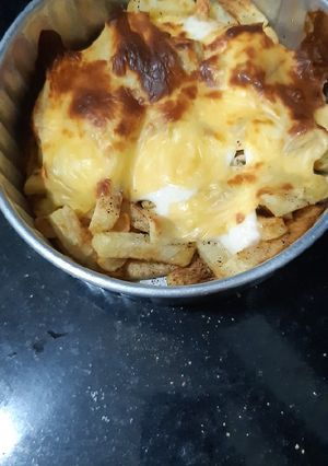 A picture of Cheese french fries.