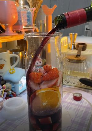 Hình của món Rượu vang mix trái cây uống đẹp da dễ ngủ nhé chị em <3.