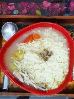 চিকেন ভেজিটেবল স্যুপি নুডুলস (chicken vegetables soupy noodles recipe in Bengali) রেসিপির প্রধান ছবি