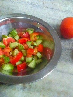 કાકડી ટામેટા નુ સલાડ (Cucumber Tomato Salad Recipe In Gujarati) રેસીપી મુખ્ય ફોટો