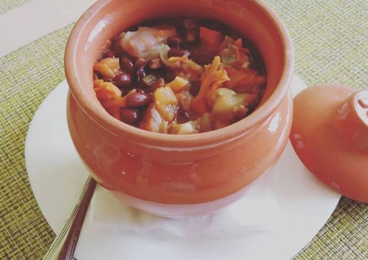 жаркое в горшочке на белом фоне. жаркое с грибами в горшочках. жаркое в горшочках со свининой. жаркое в горшочках без картошки. горшочки в духовке с курицей и картошкой и грибами.