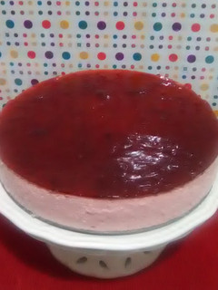 Una foto de Tarta mousse de fresa con cobertura de mermelada