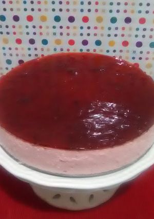 Foto principal de Tarta mousse de fresa con cobertura de mermelada