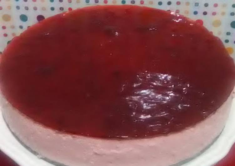 Tarta mousse de fresa con cobertura de mermelada