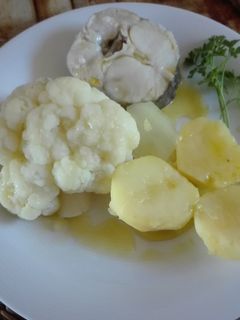 Una foto de Merluza cocida con coliflor