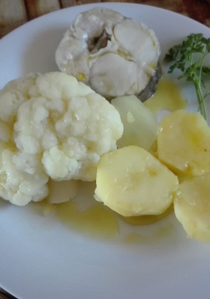 Una foto de Merluza cocida con coliflor