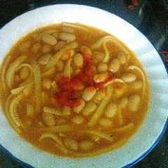 A picture of Porotos con riendas.
