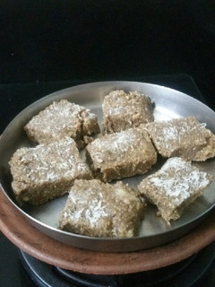રાગી બદામ પાક(ragi badam pak in gujarati) રેસીપી મુખ્ય ફોટો
