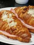 Sonkás vajas croissant szendvics