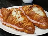 Sonkás vajas croissant szendvics