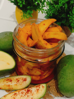 कच्चे आम का हींग वाला अचार (raw mango asafoetida pickle recipe in Hindi) रेसिपी मुख्य फोटो