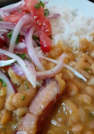 Una foto de Frijoles con costillitas ahumadas