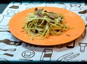 Una foto di pancetta spaghetti