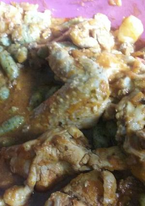 Una foto de Ñoquis de espinaca casero con salsa y alitas