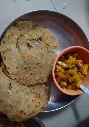 A picture of Garlic lacha paratha.