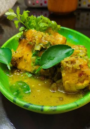 A picture of Gondhoraj Rohu Curry.