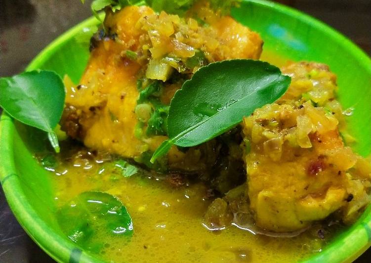 Homemade Gondhoraj Rohu Curry