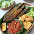 Pecel lele goreng kunyit