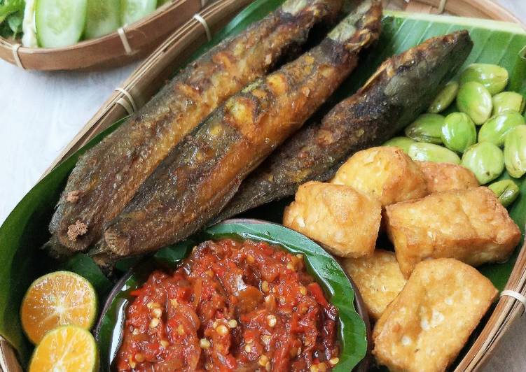 Pecel lele goreng kunyit