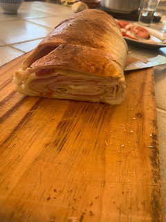 Una foto de Pan de leche con jamón, jamón York, queso y aceitunas en panificadora