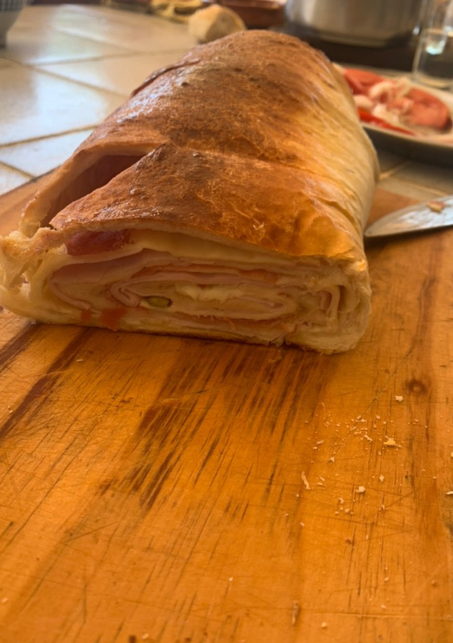 Una foto de Pan de leche con jamón, jamón York, queso y aceitunas en panificadora