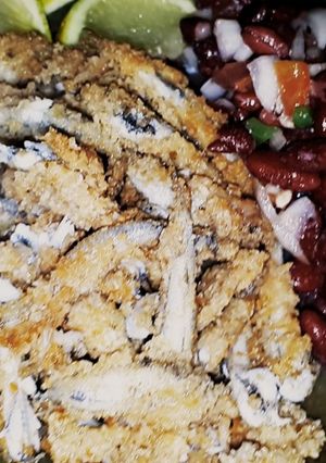 Una foto de Cornalitos Con Ensalada De Porotos Rojos