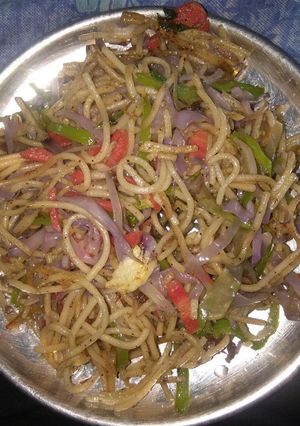 चाउमिन (chowmein recipe in Hindi) रेसिपी मुख्य फोटो