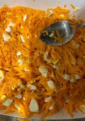 Una foto de Ensalada de zanahoria y huevo