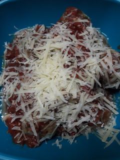 Una foto de Albóndigas de acelga y ricota, con salsa de tomate cruda
