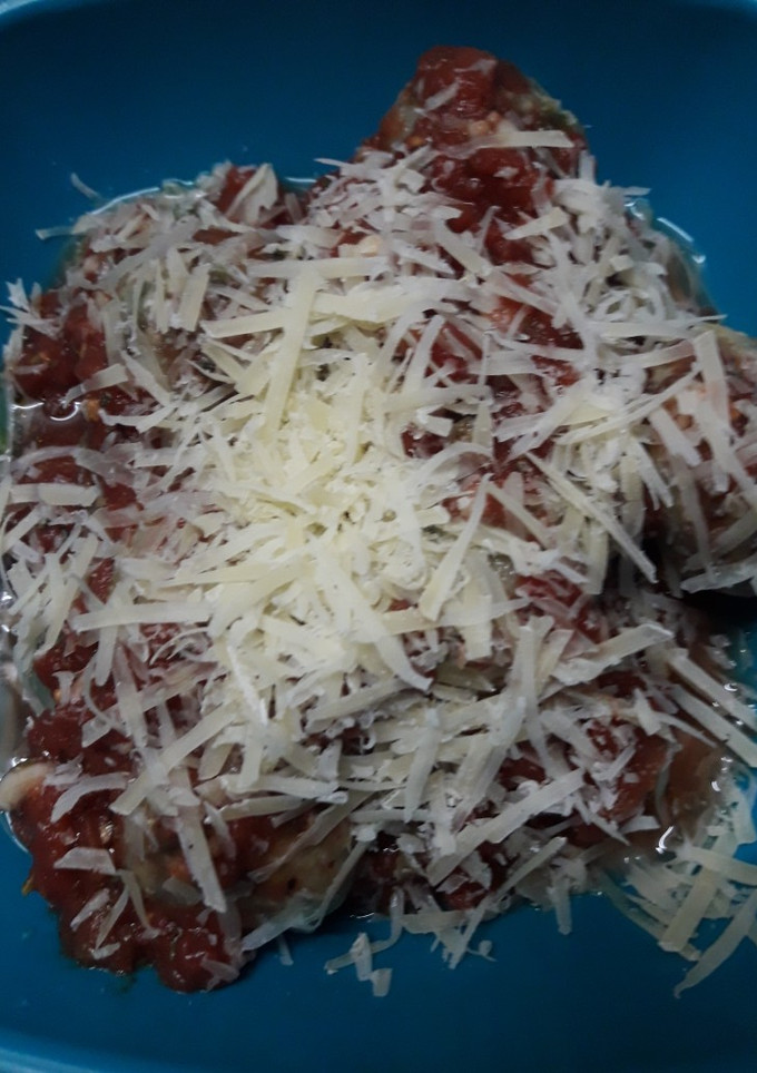 Una foto de Albóndigas de acelga y ricota, con salsa de tomate cruda
