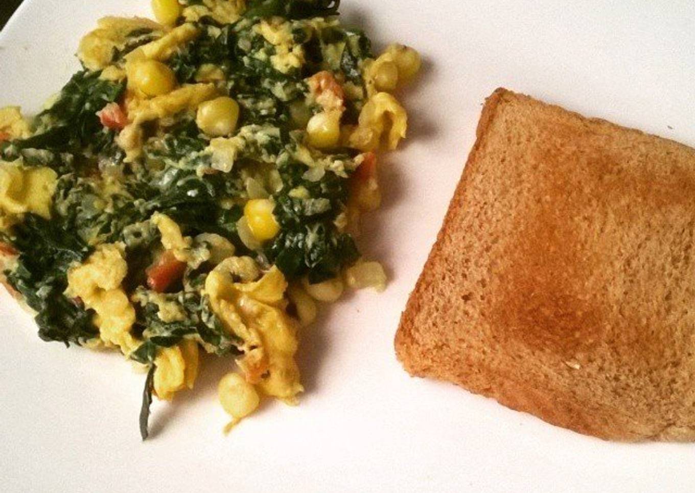 Huevos revueltos con espinacas y maiz