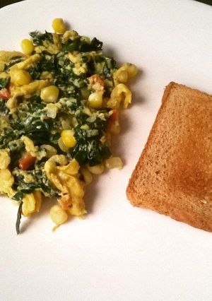 Una foto de Huevos revueltos con espinacas y maiz